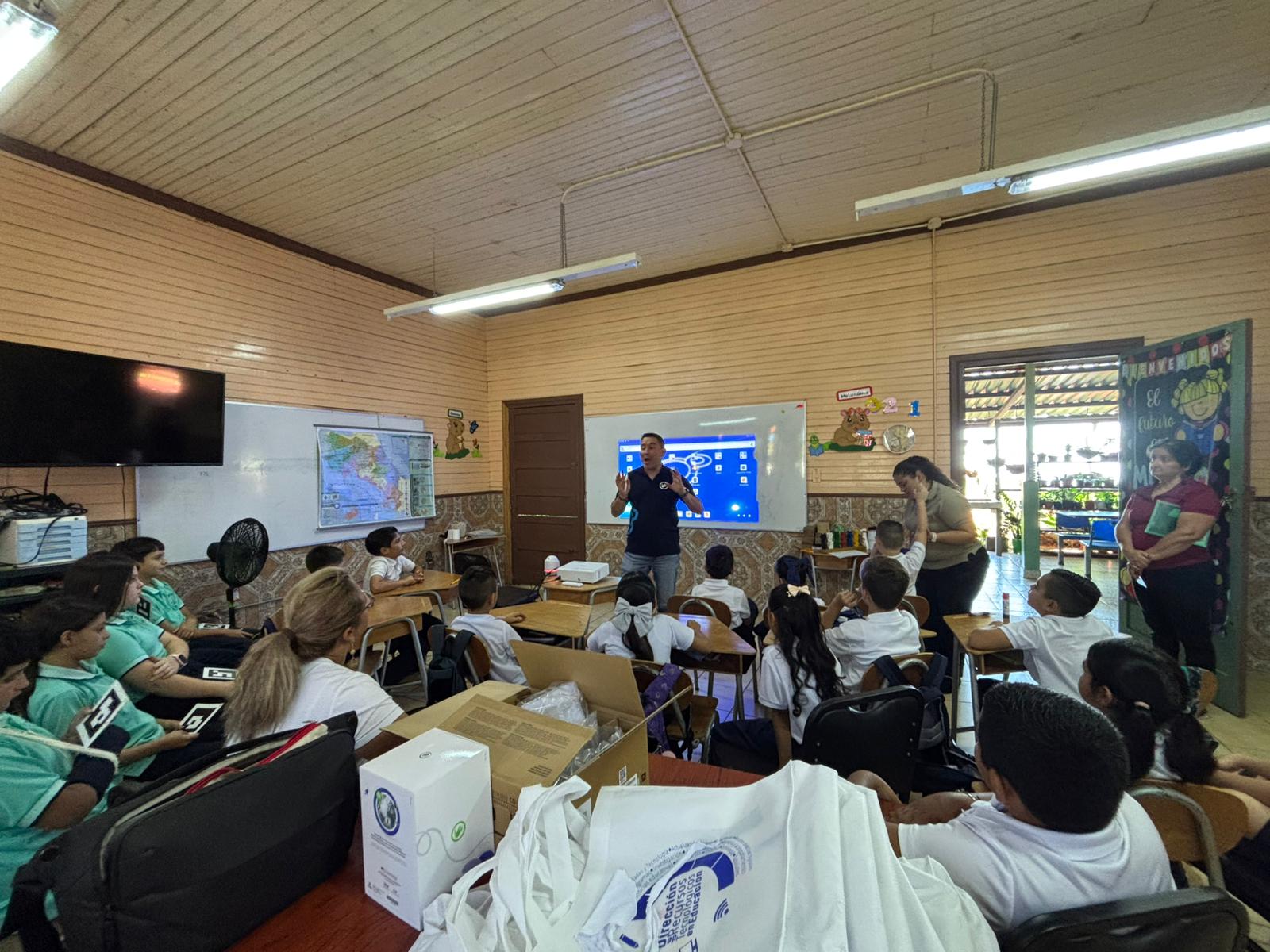Docente presentando con TOMi en el salón de clases