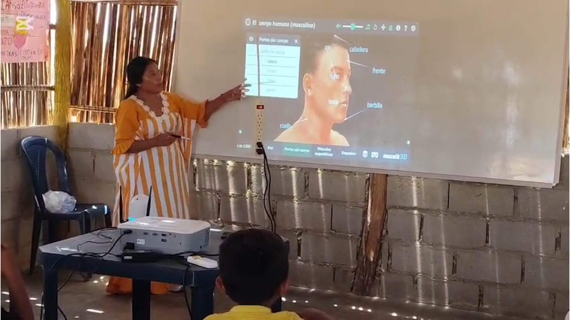 Docente usando pantalla interactiva TOMi